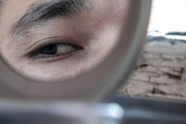 Erkek gözü aynaya yansıyor..