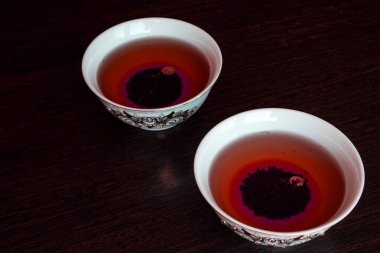 İki çay fincanı, minimalizm..