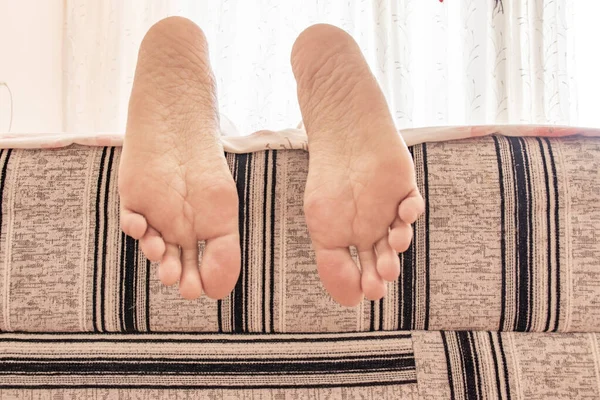 Weibliche Beine Hängen Vom Bett — Stockfoto