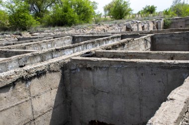 Harabeler, yıkılmış evlerin kalıntıları..
