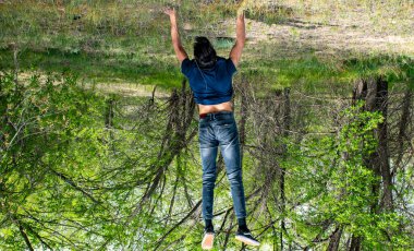 Adam kollarında, delikanlı..