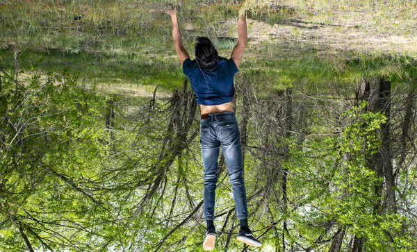 Adam kollarında, delikanlı..