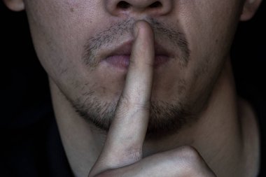 Adam çenesini kapattı, sessizlik kavramı..