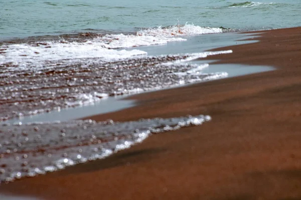 Zachte Golven Met Schuim Van Blauwe Oceaan Een Zandstrand Achtergrond — Stockfoto