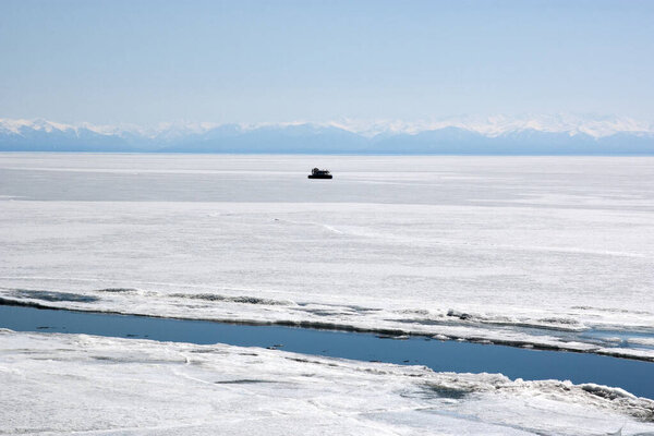 Одинокий марсоход на льду Байкала
