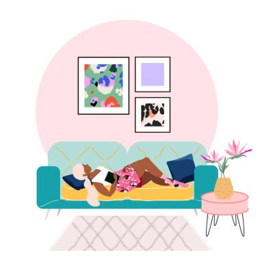 Evdeki kanepede yatan genç sarışın kadın. Uyuyan güzel. Ev konseptinde kal. Kendini ve diğerlerini koru. Modern apartman tasarımı. Duvardaki çerçeveler ve vazodaki ev bitkileri.. 