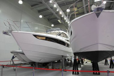 Modern, büyük, güçlü motorlu tekneler, hisse senetleri ve seyrüsefer hazırlıklarına tepeden bakıyor.