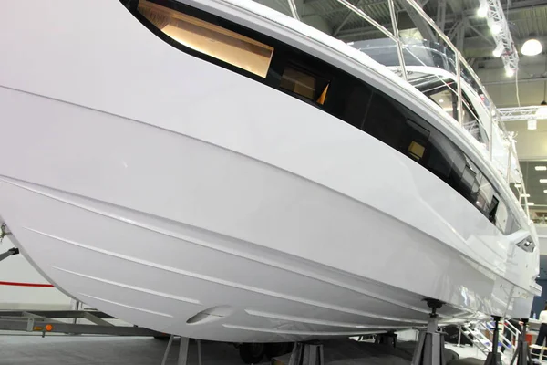 Pruva iticili direksiyon deliği ve kızıllarla modern güçlü motorlu tekne tabanı.