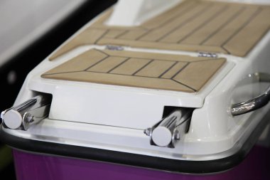 Sürat teknesinde katlanmış merdiven kıç güvertesinde kahverengi meşe ağacıyla kaplanmış.