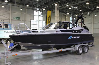 Moskova / Rusya 03 05: 2020: Crocus Expo fuar merkezinde 13. Uluslararası Moskova Boat Show 2020 'deki herhangi bir sürat teknesi