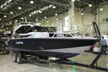 Moskova / Rusya 03 05: 2020: Crocus Expo fuar merkezinde 13. Uluslararası Moskova Boat Show 2020 'deki herhangi bir motorlu tekne