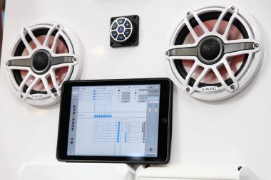 Moskova / Rusya 03 05 2020: JL Audio TUN modern tekne ses sistemi 13. Uluslararası Moskova Bot Fuarı 2020 Crocus Expo sergi merkezinde Çernov Ses standında yeniden ışıklandırılmış hoparlörlerle