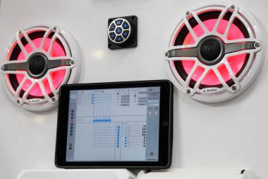 Moskova / Rusya 03 05 2020: JL Audio TUN modern tekne ses sistemi Çernov Ses standında pembe ışıklı hoparlörlerle 13. Uluslararası Moskova Boat Show 2020 Crocus Expo sergi merkezinde