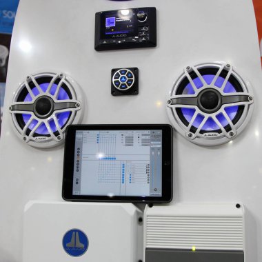 Moskova / Rusya 03 05 2020: JL Audio TUN modern tekne ses sistemi 13. Uluslararası Moskova Bot Fuarı 2020 Crocus Expo sergisinde Çernov Ses standında mavi ışıklı hoparlörlerle ayakta duruyor