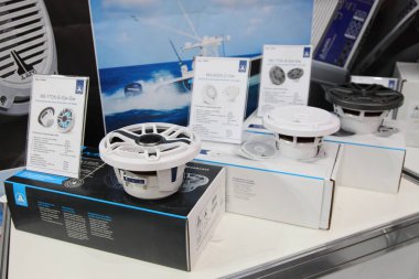 Moskova / Rusya 03 05: 2020: Çernov Ses sesindeki JL Deniz Botu hoparlörleri 13. Uluslararası Moskova Boat Show 2020 'de Crocus Expo fuar merkezinde