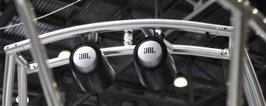 Moskova / Rusya 03 05 2020: Crocus Expo fuar merkezinde 13. Uluslararası Moskova Tekne Fuarı 2020 tarihinde su kayağı çekme targasında tekne sesi, iki JBL akustik sistem