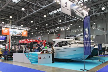 Moskova / Rusya 03 05: 2020: Beneteau motorlu botları 13. Uluslararası Moskova Boat Show 2020 'de Crocus Expo fuar merkezinde
