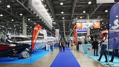 Moskova / Rusya 03 05: 2020: Rusya Motorlu Tekneleri ve Yatları Sergisi 13. Uluslararası Moskova Boat Show 2020 Crocus Expo Sergi Merkezi