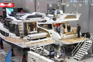 Moskova / Rusya 03 05: 2020: Lüks motorlu tekneler Galeon, 13. Uluslararası Moskova Boat Show 2020 'de Crocus Expo fuar merkezinde üst düzey ziyaretçiler ile birlikte