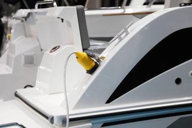 Sahil enerji kaynağının elektrik prizi motorlu yatın prizine bağlı.