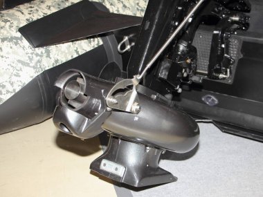 Dış su jeti enjektörüyle şişirilebilir tekne girişine yaklaşın.