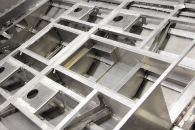 Güçlü kaynaklı balıkçı teknesi inşaatının dibindeki boylam ve çapraz sertlik elementleri