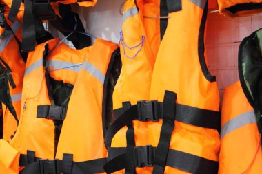 Parlak deniz canlısı yelekler kapalı, su turizmi etkinliği ve su sporlarında güvenlik