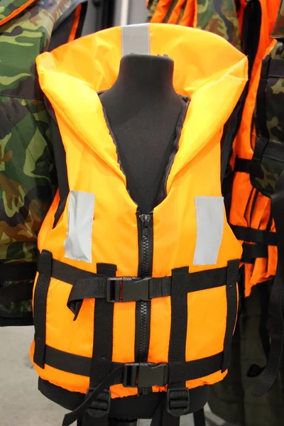 Colete Vida Marinha Amarelo Brilhante Perto Segurança Atividade Turismo Água — Fotografia de Stock