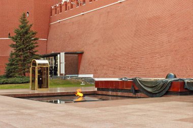 Moskova / Rusya 04 18 2017: II. Dünya Savaşı 'nın 1941-1945 yılları arasındaki savunucularının anısına İskender' in bahçesindeki Sovyet Meçhul Asker Mezarı 'nda Onur Korumalı Sonsuz Alev Anıtı
