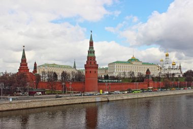Moskova / Rusya 04 18 2017: Moskova Kremlin, duvar kulesi, Grand Kremlin Sarayı ve Moskova Nehri, Bahar Günü Büyük Taş Köprüsü manzaralı
