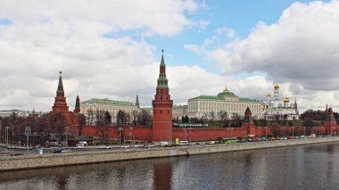 Moskova / Rusya 04 18 2017: Moskova Kremlin seti, kırmızı tuğlalı Kremlin duvarı ve Moskova Nehri 'nden Büyük Kremlin sarayı manzarası