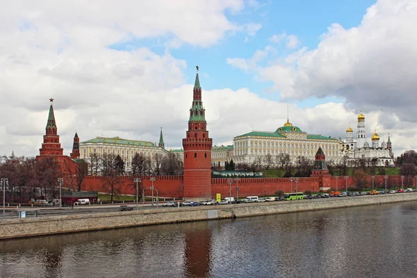 莫斯科 俄罗斯04 2017 莫斯科克里姆林宫 城墙塔 格拉姆林宫和莫斯科河 春季从大石桥俯瞰 — 图库照片