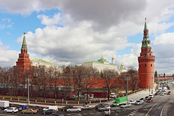 Moskou Rusland 2017 Moskou Kremlin Dijk Straatverkeer Rode Baksteen Kremlin — Stockfoto