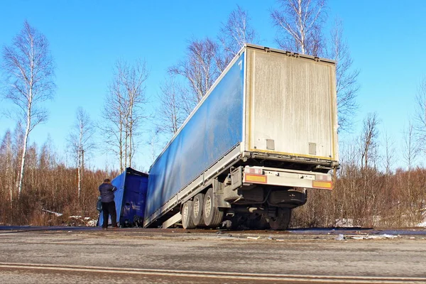 Wrecked Semi Truck Roadside Ditch Sunny Spring Day Road Accident — Stock Photo, Image