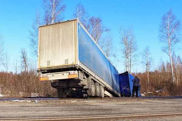 Camión Semirremolcado Inclinado Zanja Carretera Soleado Día Primavera Accidente Carretera — Foto de Stock