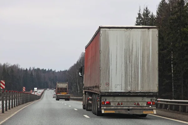 Sattelschlepper Auf Zweispuriger Asphaltstraße Frühlingstag Rückansicht Internationale Logistik Transport Lkw — Stockfoto