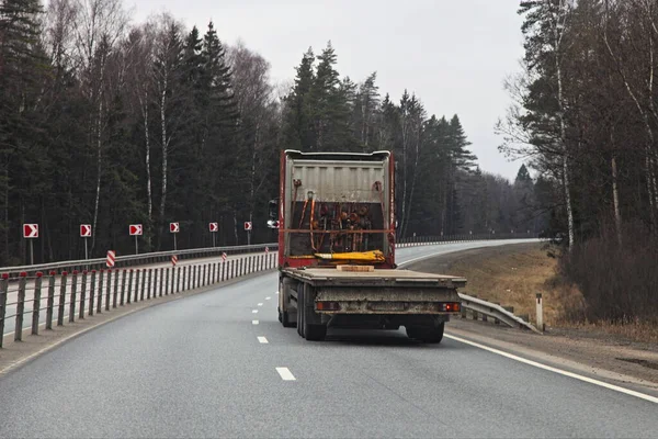 Samochód Ciężarowy Niską Ramą Pusty Naczepa Trawl Podmiejskich Autostrady Asfaltowej — Zdjęcie stockowe