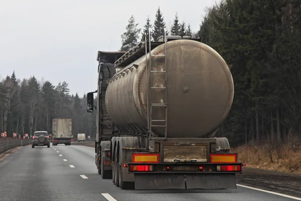 Camión Semirremolque Tanque Combustible Con Barril Sucio Carretera Suburbana Día — Foto de Stock