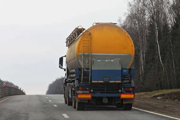 Żółty Niebieski Beczka Półciężarówka Długi Pojazd Podmiejskiej Drodze Autostrady Dzień — Zdjęcie stockowe