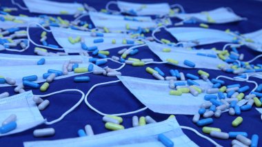 Mavi arka planda hapları olan birçok tıbbi maske bulanık perspektif mavi renkte, Coronavirus COVID-19 profilaksi, arka plan doku bulmacası