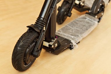 Yeni modern elektrikli scooter ön tekerlek elektrikli motor ve deste plastik paket ile yakın çekim