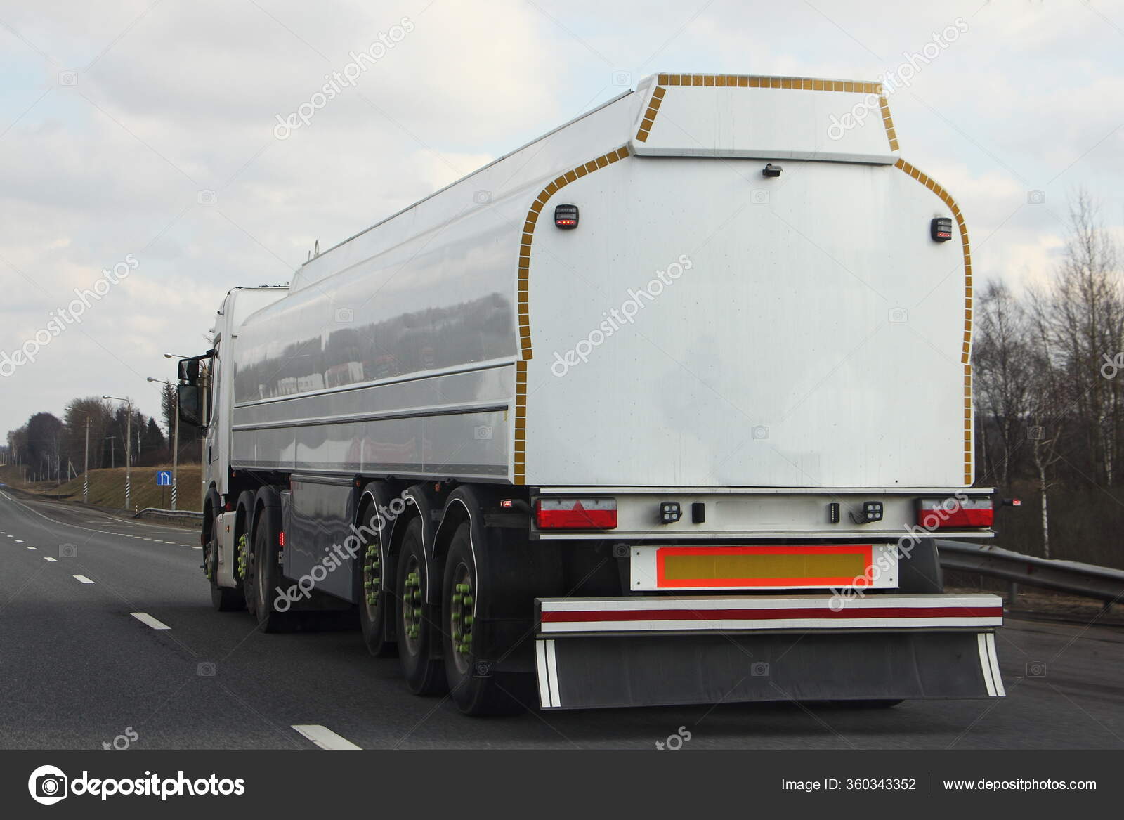 Moderner Weißer Treibstofftanker Bewegt Sich Einem Frühlingstag Auf