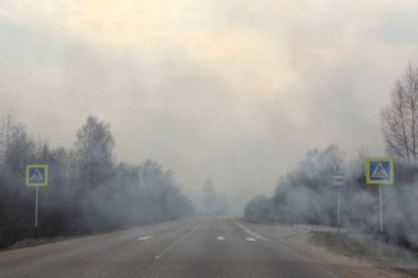 Yolda duman, yaya geçidinde görüş mesafesi sınırlı.