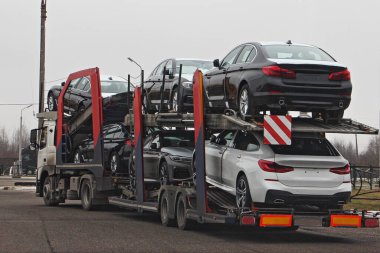 İki katlı araba nakliye kamyonu Avrupa 'ya ait yeni arabalar, arka görüş, teslimat otomobilleri, otomobil taşımacılığı