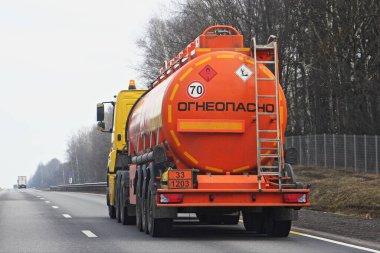 33 1203 tehlikeli sınıf işareti ve Rus yazıtları ile modern turuncu tır yakıt tankeri bahar günü banliyöde boş yolda, dikiz görüşlü - Rusya 'da ADR tehlikeli kargo