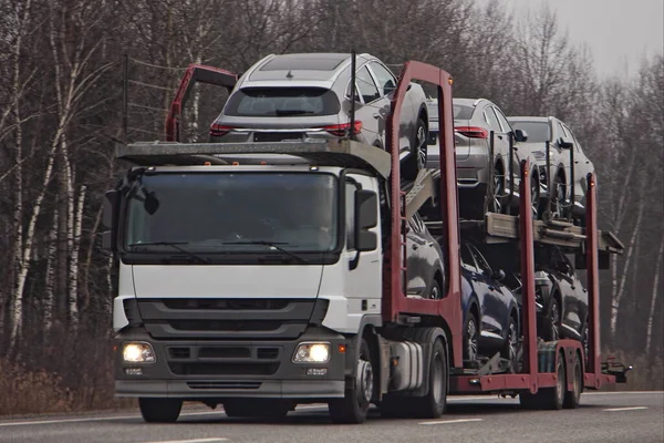 Dwupoziomowy Samochód Ciężarowy Transportuje Chińskie Nowe Samochody Autostradzie Podmiejskiej Widok — Zdjęcie stockowe