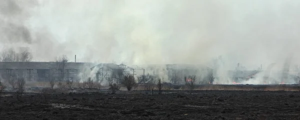 Fuego Granja Abandonada Vista Panorámica Través Del Humo Los Graneros — Foto de Stock