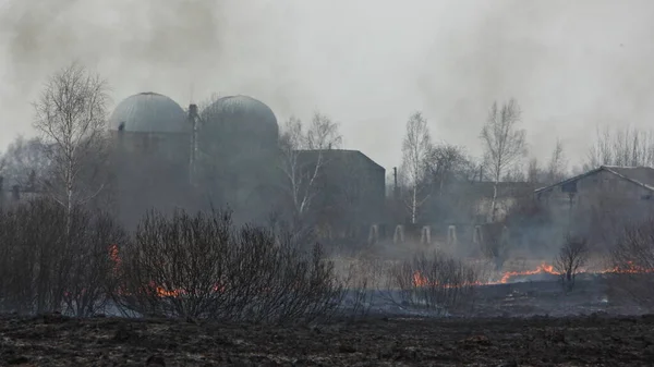 Incendie Sur Ferme Abandonnée Vue Travers Fumée Sur Les Cendres — Photo