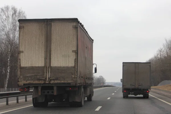 Caminhão Velho Grande Ultrapassa Uma Van Pequena Vantagens Transporte Grande — Fotografia de Stock