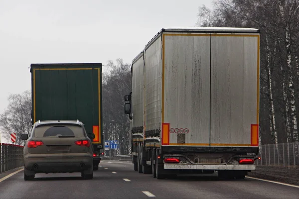 Trafic Routier Banlieue Une Voiture Pressée Dépasser Les Camions Lents — Photo